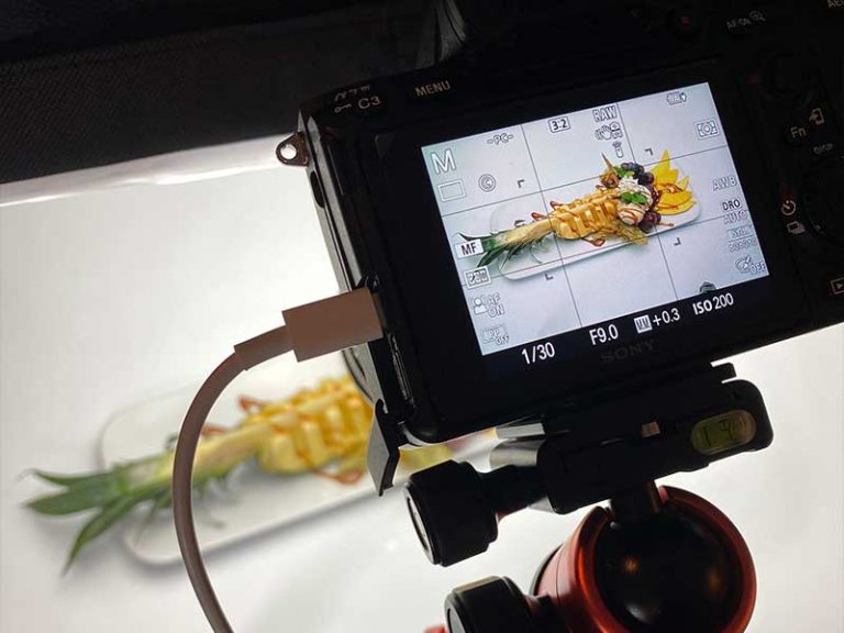 Foodfotografie im Studio: Kamera auf Stativ fotografiert ein angerichtetes Gericht