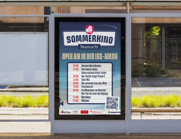 Plakat für das Sommerkino Neumarkt in einer City-Light-Vitrine an einer Bushaltestelle